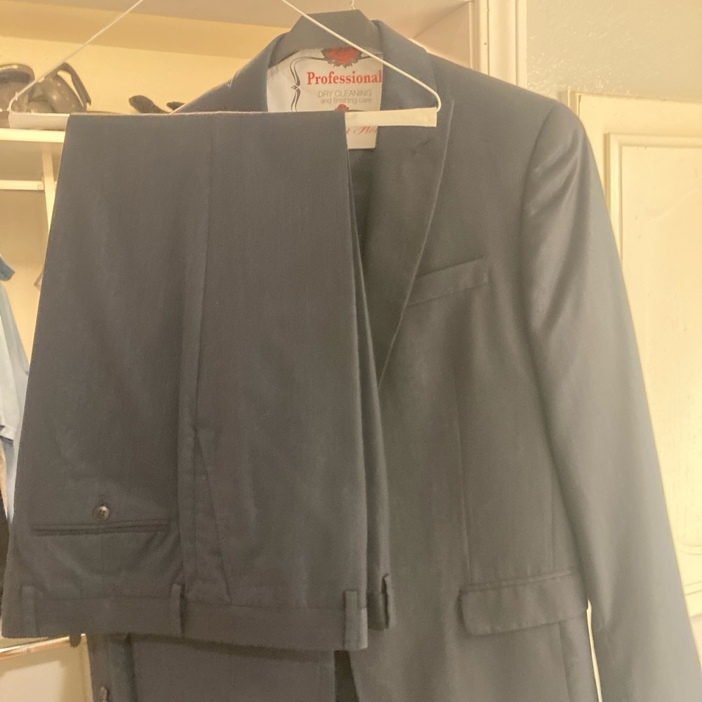 Men’s Suit 42L Regular Fit. Pants Waist Size is 34.